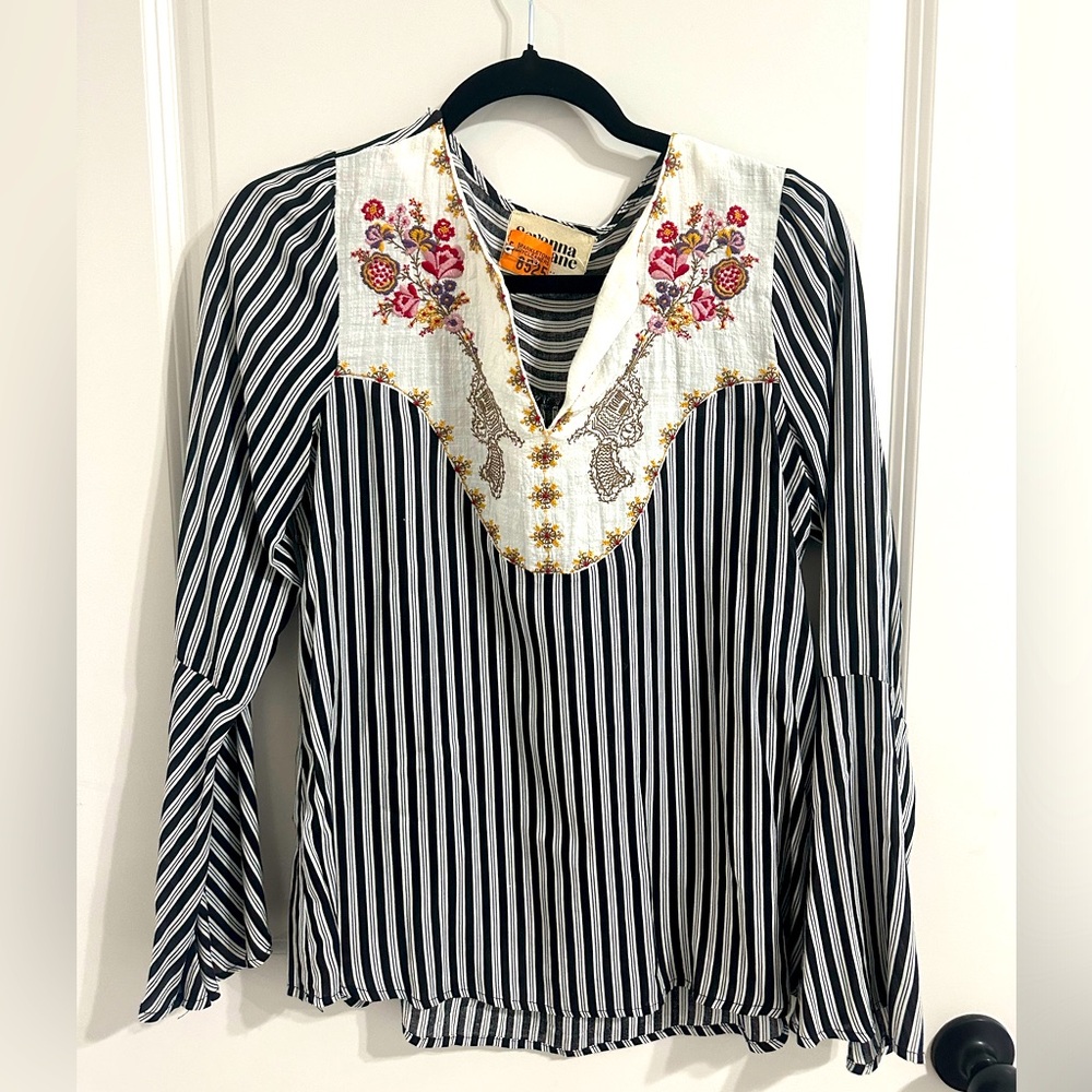 Western floral Savanna Jane women’s Small top!